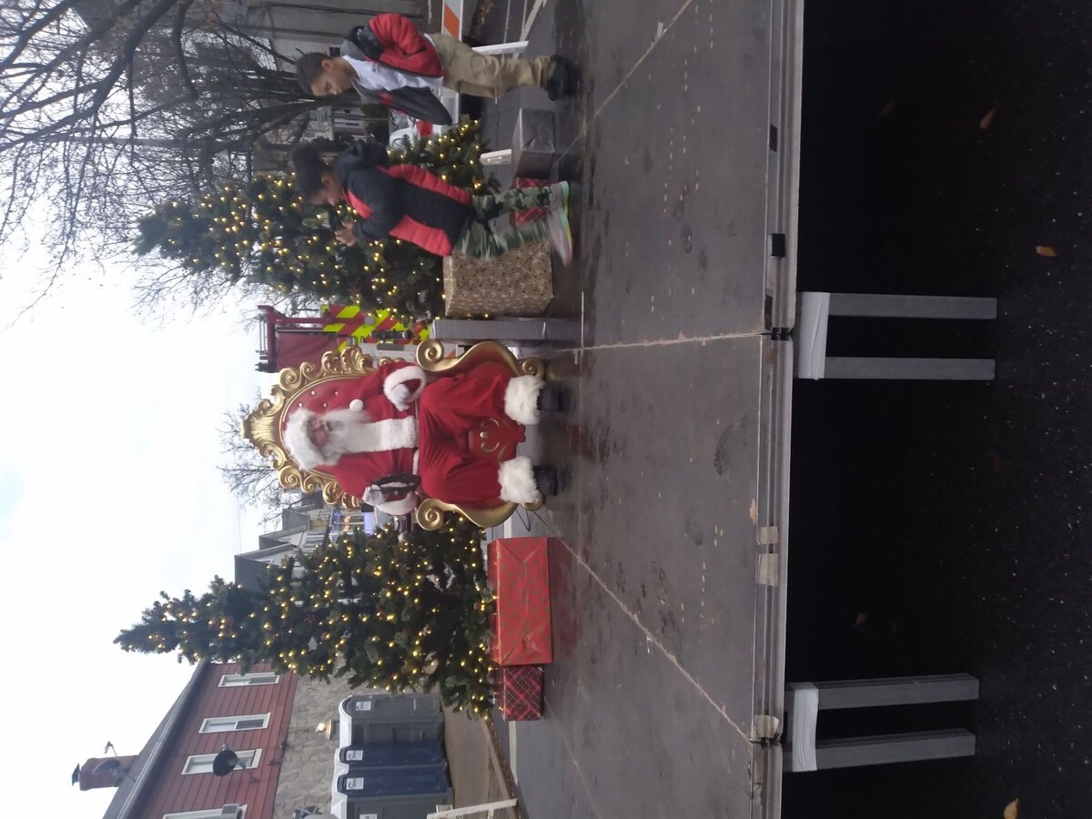 Christmas in Raritan Brings Light, Neighbors, Food and Fun to the